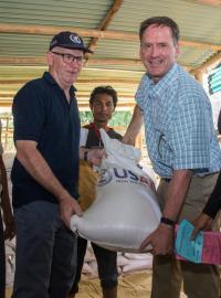 Mark Green (v kostkované košili), šéf Americké agentury pro mezinárodní rozvoj, v bangladéšském uprchlickém táboře Cox&#039;s Bazaar, 16. května 2018