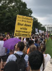 Žlutý transparent připomíná tragickou událost v Charlottesville.