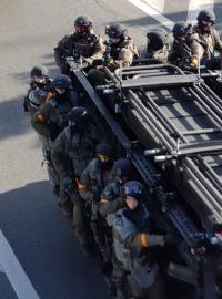 Policejní zásahové jednotky míří k pražskému Kongresovému centru.