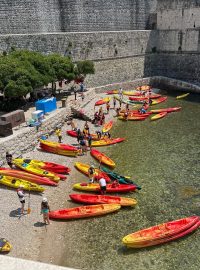 Dostala jsem stůl přímo u hradeb a koukala na barevné kajaky