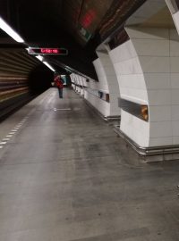 Cestující mohou opět vystupovat ve stanici metra Muzeum směrem Depo Hostivař. Od ledna se uzavře druhé nástupiště ve směru Nemocnice Motol.