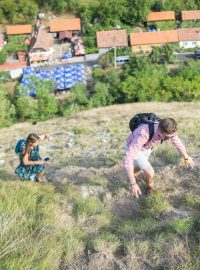 V rumunském Eibentálu v sobotu večer skončí kulturní festival Banát. Organizují ho Češi. A to v oblasti, kde už přes 200 let žije krajanská komunita. Celý festival není jen o koncertech nebo přednáškách. V rámci doprovodného programu můžou účastníci i sportovat. Třeba závodit ve výběhu na prudký kopec s názvem Kovárna.