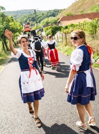V rumunském Eibentálu to chvílemi vypadalo jako na slavnostních hodech v nějaké české vesnici.