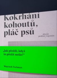 Vyhrajte knihu Kokrhání kohoutů, pláč psů ze série Prokletí reportéři