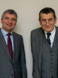 Vyšetřovatel Aldo Zammit Borda (vlevo) a soudce Geoffrey Nice (vpravo)