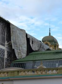 Silný vítr uvolnil kus střechy Průmyslového paláce na pražském Výstavišti.