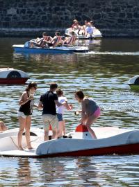 Prahu zasáhla vlna veder. Šlapadla na řece Vltava nedaleko Střeleckého ostrova