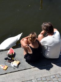 Prahu zasáhla vlna veder. Náplavka pod Tančícím domem