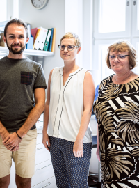 zleva Vilém Charvát, doktorand ve skupině Dr. Lenky Maletínské, 1. autor studie
Dr. Andrea Pačesová, postdoktorandka ve skupině Dr. Lenky Maletínské, korespondenční autorka studie
Dr. Lenka Maletínská, vedoucí vědecké skupiny Patofyziologické mechanismy regulace příjmu potravy, ÚOCHB AV ČR