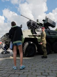 Pro děti bylo třeba velkým zážitkem sezení nebo prohlídka víceúčelového obrněného transportéru Pandur II