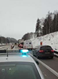 „Máme tam připravenou veškerou techniku,“ řekl Rýdl k rozšiřování dálnice. Opravy v tomto úseku dálnice nabraly zpoždění a neskončily před zimou tak, jak měly. Auta tam pořád jezdila ve zúžených jízdních pruzích. V minulém týdnu se po sněžení na D1 vytvořily kolony měřící desítky kilometrů.