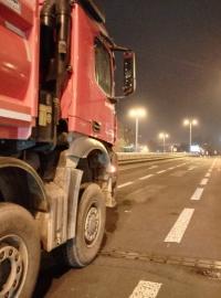 Praha začala testovat most na Vltavské. Technici ho zatěžují nákladními auty