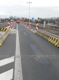 Na most u Vltavské se vrátila osobní auta, stavbu je ale ještě nutné podepřít