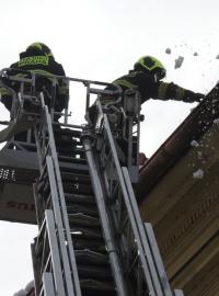 Pražští hasiči pomáhali v předchozích dnech i s úklidem sněhu ze střechy, například na školách a hlavní poště v centru metropole
