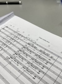Padesátka symfoniků nahrála píseň k výročí v největším rozhlasovém studiu S1 na pražských Vinohradech
