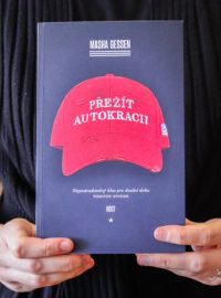 Kniha Přežít autokracii od Mashy Gessen