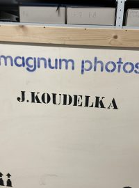 Fotograf Josef Koudelka daroval českým muzeím a galeriím na 2000 svých originálních snímků