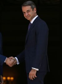 Odcházející premiér Řecka Alexis Tsipar (vlevo) a nový předseda vlády Kyriakos Mitsotakis (vpravo).