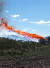 Na Příbramsku hoří hromada štěpky. Hasiči vyhlásili čtvrtý, nejvyšší, poplachový stupeň.