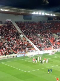 Fanoušci Slavie na tribuně po zápase s Teplicemi