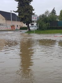 Řeka Olešnice zatopila Brodek u Přerova.