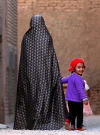 Žena s dítětem v afghánském městě Herát (ilustrační snímek).