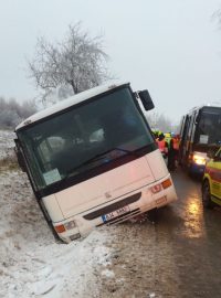 Na silnici mezi obcemi Puklice a Příseka na Jihlavsku havaroval autobus, mezi zraněnými je nejméně deset dětí.