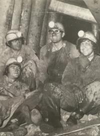 Vilém Šindelka (druhý zprava) v uranovém dole