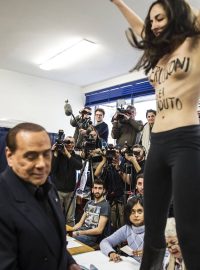 Silvio Berlusconi a aktivistka z hnutí Femen