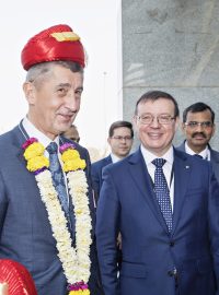 Premiér Andrej Babiš během tradičního přivítání v závodě Škody Auto a VW v Chakanu u Pune v Indii. Vpravo od premiéra je člen představenstva Škody Auto Bohdan Wojnar