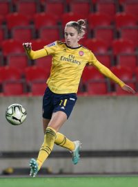 Vivianne Miedema odehrává míč před Slavistkou 	Veronikou Pincovou.