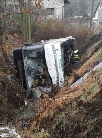 Na Semilsku havaroval autobus, ve kterém cestovalo několik lidí