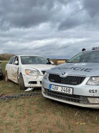 Při honičce byly poškozeny tři policejní vozy a jeden z policistů utrpěl drobné zranění od kousku střely