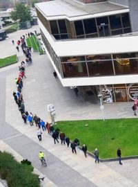 Fronta před úřadem pražského magistrátu, konkrétně odboru dopravně-správních činnosti na Vyšehradě.