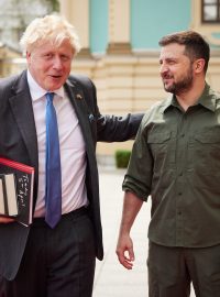 Britský premiér Boris Johnson přijel do ukrajinského Kyjeva, kde se sešel s prezidentem Volodymyrem Zelenským