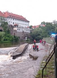 Policejní fotografie z pátrací akce na Vltavě v Českém Krumlově