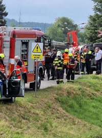 Velitel zásahu na místo povolala evakuační autobus, kam přestoupili nezranění cestující