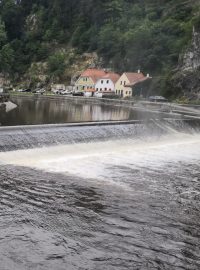 Policie našla v Českém Krumlově tělo muže z převráceného raftu