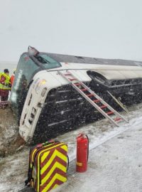 Autobus sjel ze zasněžené silnice