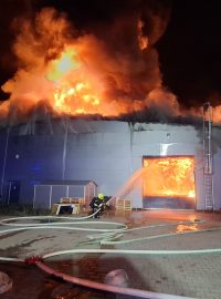 V Předměřicích nad Jizerou (Mladá Boleslav) byl vyhlášen III. stupeň požárního poplachu u požáru skladovací haly