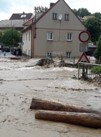 Plzeň varuje občany, aby se nezdržovali v těsné blízkosti řeky, která se místy vylévá do krajiny