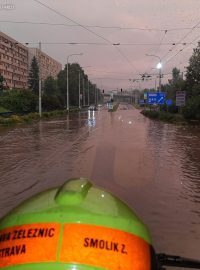 Jednotka hasičů Správy železnic z Ostravy zasahuje u pádu stromů vlivem vydatného deště.