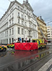 V ulici Lazarská došlo k pádu římsy na tramvajovou zastávku, kde byla zasažena jedna osoba