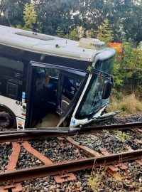 V Karlových Varech po nehodě spadl autobus z mostu do kolejiště