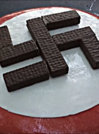 Dort se sušenkami ve tvaru hákového kříže zachycený v reportáži TVN