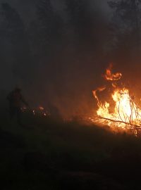 Hasič, snažící se uhasit požár v Jakutsku