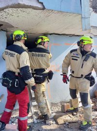 Záchranářské práce speciálních jednotek českých hasičů v troskách po zemětřesení v Turecku