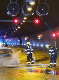 Na místě zasahovali hasiči ze dvou jednotek, další jednotky byly v záloze na tunelových portálech