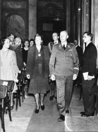 Reinhard Heydrich s manželkou Linou v Praze v květnu 1942.