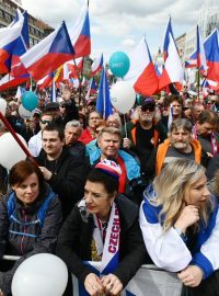 Protestující na Václavském náměstí mají české vlajky a transparenty